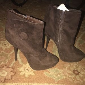 🔔💕NWOT Faux Suede Ankle Boots💕